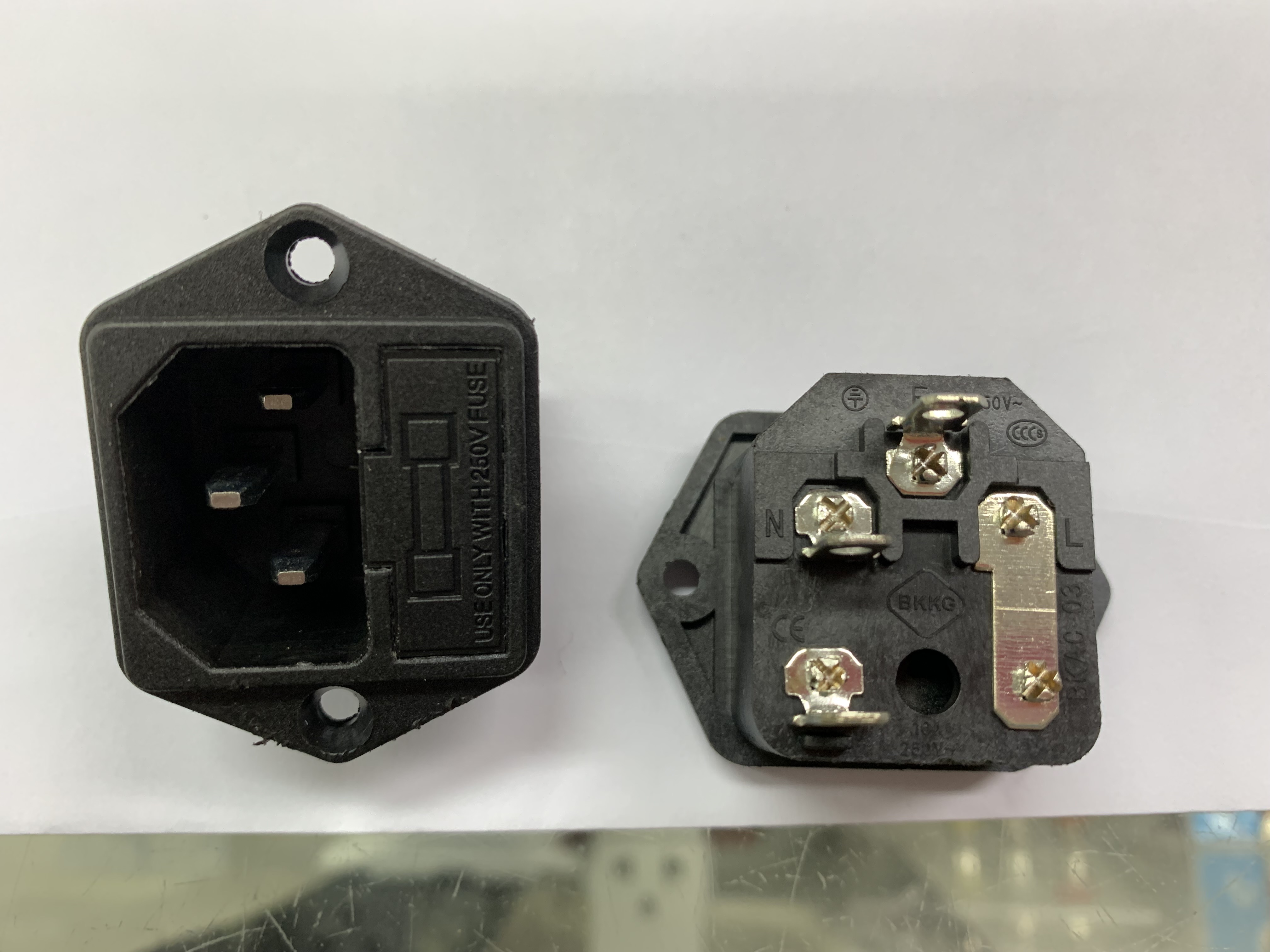 ปลั๊กAC POWER UPSตัวผู้ 3 ขา ติดแท่น แบบขันน๊อต มีช่องใส่ฟิวส์ ; PK / MX-181 / AS-07