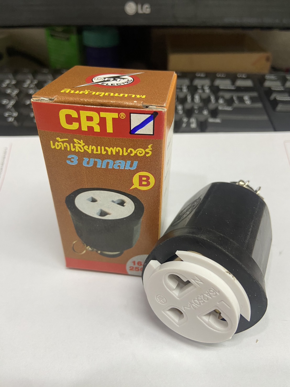 ปลั๊กยาง อีเกิ้ลตัวเมีย 2P+G ขาตรง, 16A 250V สีดำ ; CRT / CRT2